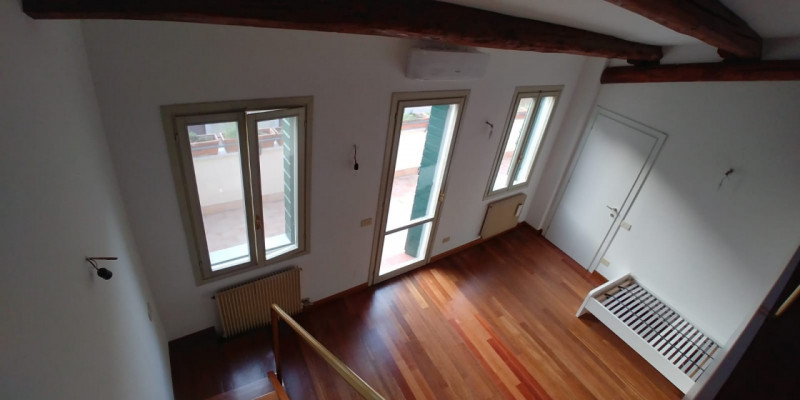 Scoprite un'opportunità unica per vivere in uno splendido attico situato nella prestigiosa zona d...