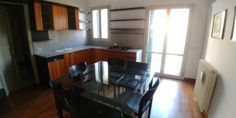 Scoprite un'opportunità unica per vivere in uno splendido attico situato nella prestigiosa zona d...