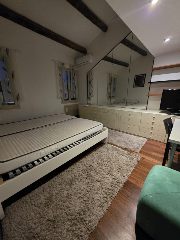 Scoprite un'opportunità unica per vivere in uno splendido attico situato nella prestigiosa zona d...