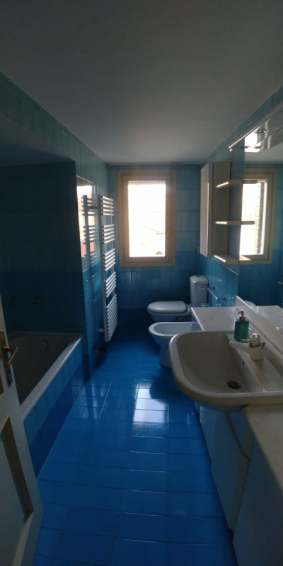 Scoprite un'opportunità unica per vivere in uno splendido attico situato nella prestigiosa zona d...