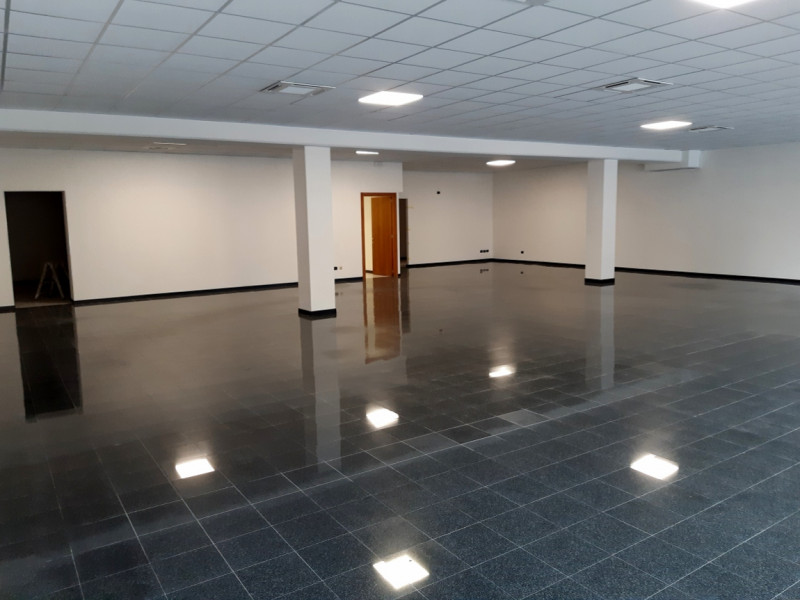 UFFICIO-NEGOZIO DI 540 MQ IN LOCAZIONE A VICENZA, CON AMPIO PARCHEGGIO E IN OTTIMO CONTESTO - Rif...