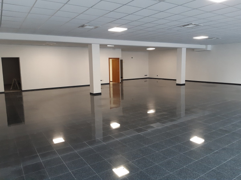 UFFICIO-NEGOZIO DI 540 MQ IN LOCAZIONE A VICENZA, CON AMPIO PARCHEGGIO E IN OTTIMO CONTESTO - Rif...
