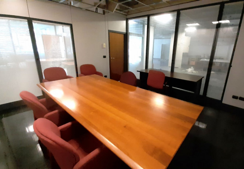 UFFICIO-NEGOZIO DI 540 MQ IN LOCAZIONE A VICENZA, CON AMPIO PARCHEGGIO E IN OTTIMO CONTESTO - Rif...