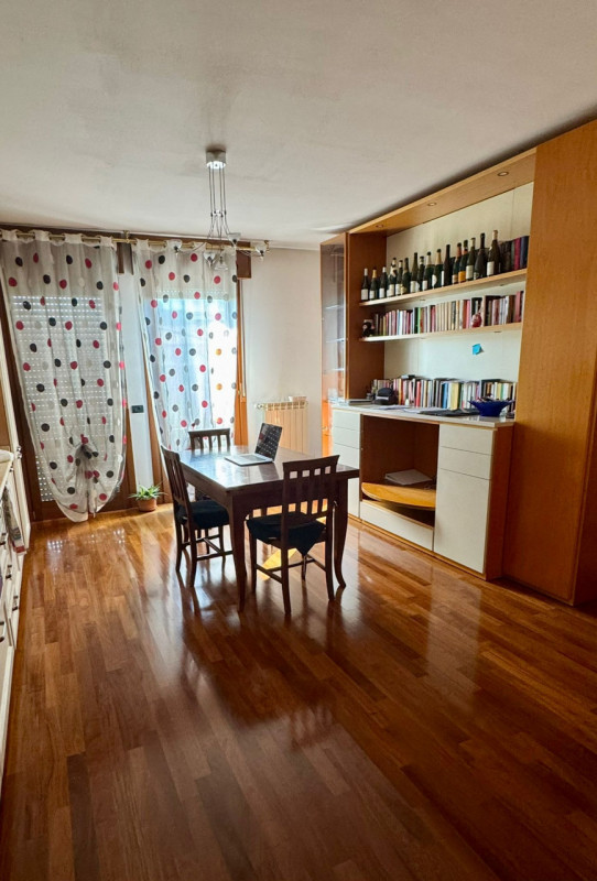 Proponiamo in vendita un introvabile appartamento quadrilocale nel cuore di Noventa Padovana, sit...