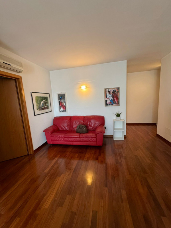 Proponiamo in vendita un introvabile appartamento quadrilocale nel cuore di Noventa Padovana, sit...