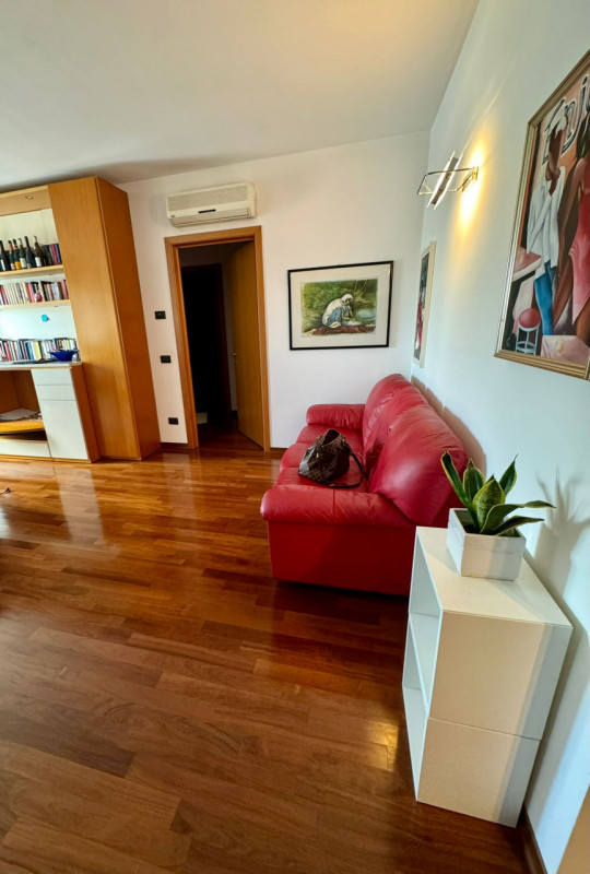 Proponiamo in vendita un introvabile appartamento quadrilocale nel cuore di Noventa Padovana, sit...