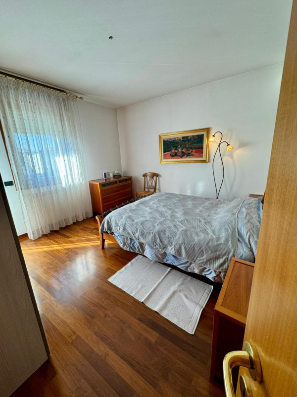 Proponiamo in vendita un introvabile appartamento quadrilocale nel cuore di Noventa Padovana, sit...