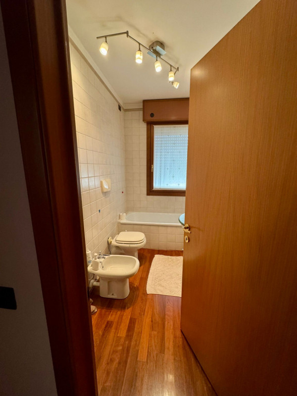 Proponiamo in vendita un introvabile appartamento quadrilocale nel cuore di Noventa Padovana, sit...