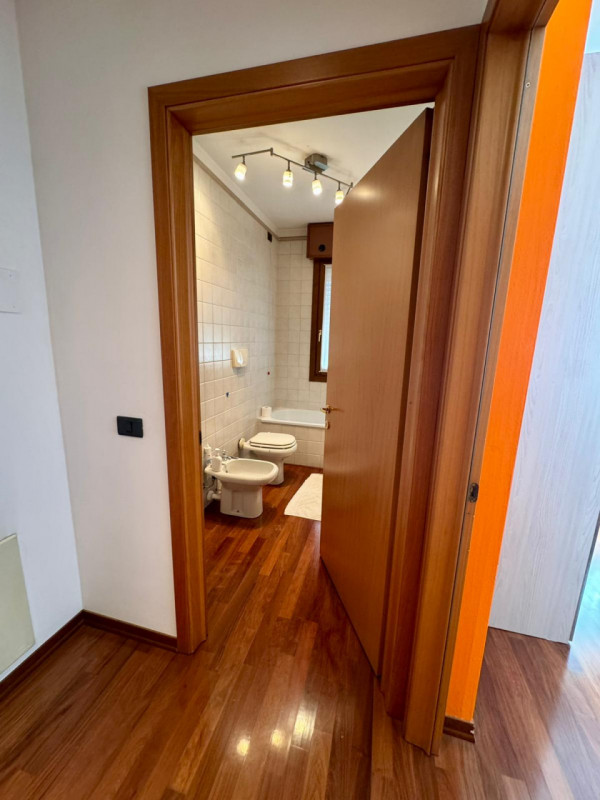 Proponiamo in vendita un introvabile appartamento quadrilocale nel cuore di Noventa Padovana, sit...