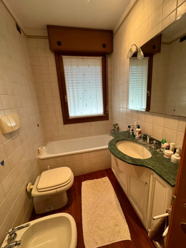 Proponiamo in vendita un introvabile appartamento quadrilocale nel cuore di Noventa Padovana, sit...