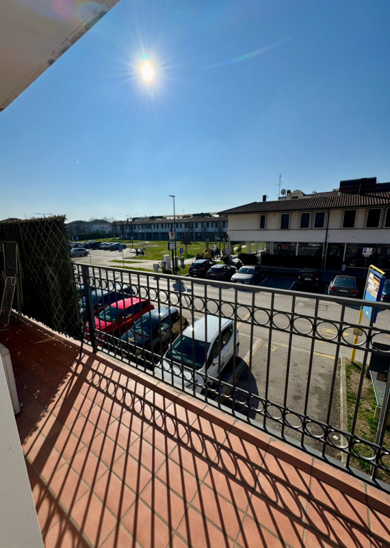 Proponiamo in vendita un introvabile appartamento quadrilocale nel cuore di Noventa Padovana, sit...