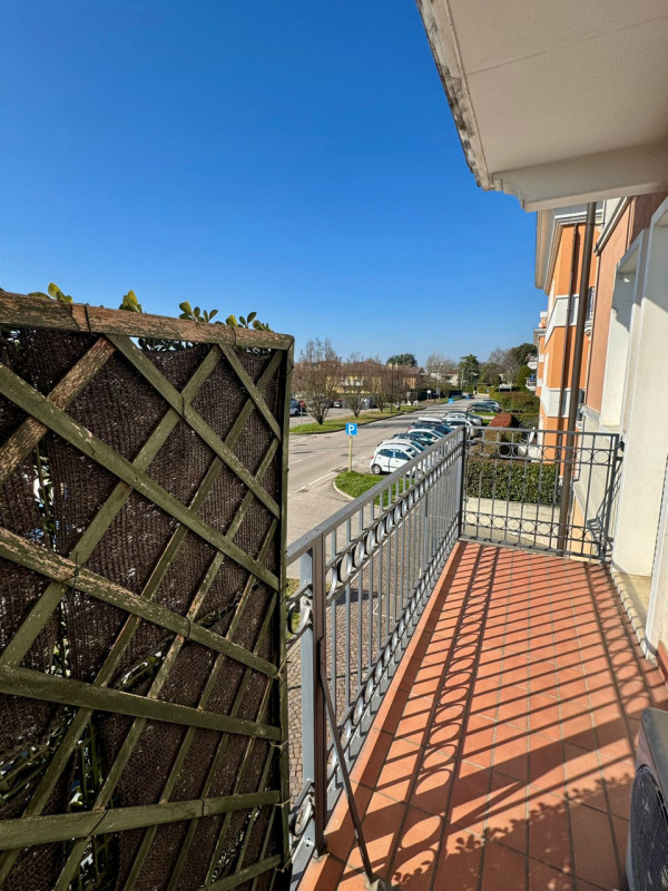 Proponiamo in vendita un introvabile appartamento quadrilocale nel cuore di Noventa Padovana, sit...