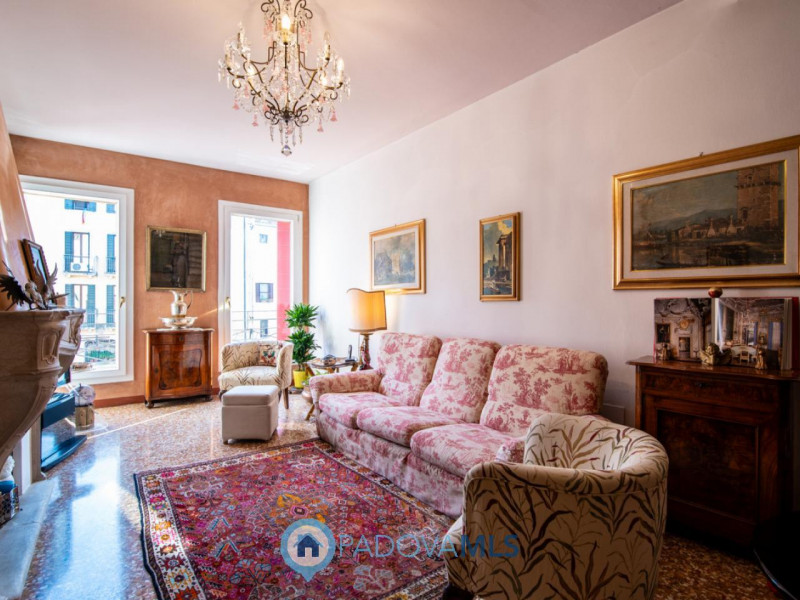 Immobile in esclusiva al Gruppo Padova MLS

Elegante palazzetto terra-cielo completamente ristrut...