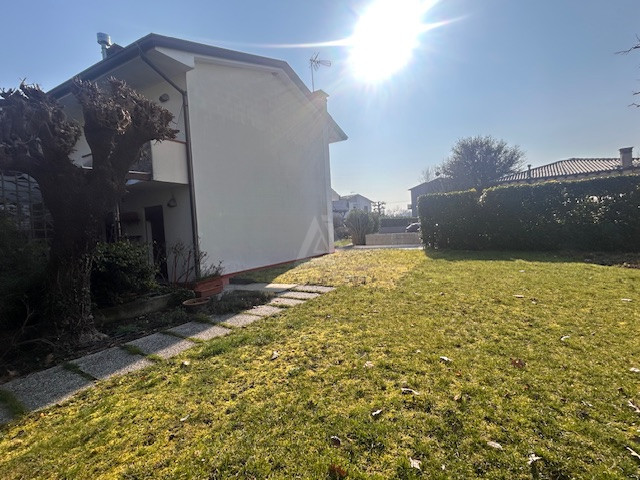 Bifamiliare situata nella tranquilla frazione di Treville, nel comune di Castelfranco Veneto. 

L...