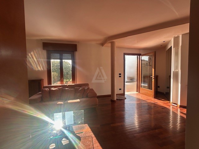 Bifamiliare situata nella tranquilla frazione di Treville, nel comune di Castelfranco Veneto. 

L...