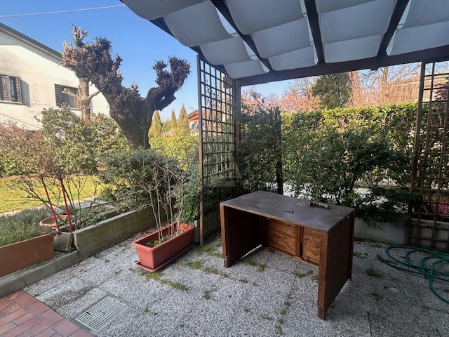 Bifamiliare situata nella tranquilla frazione di Treville, nel comune di Castelfranco Veneto. 

L...