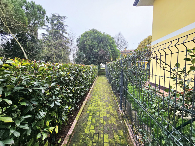 Proponiamo in vendita appartamento bilocale, con ingresso indipendente, in zona residenziale a Os...