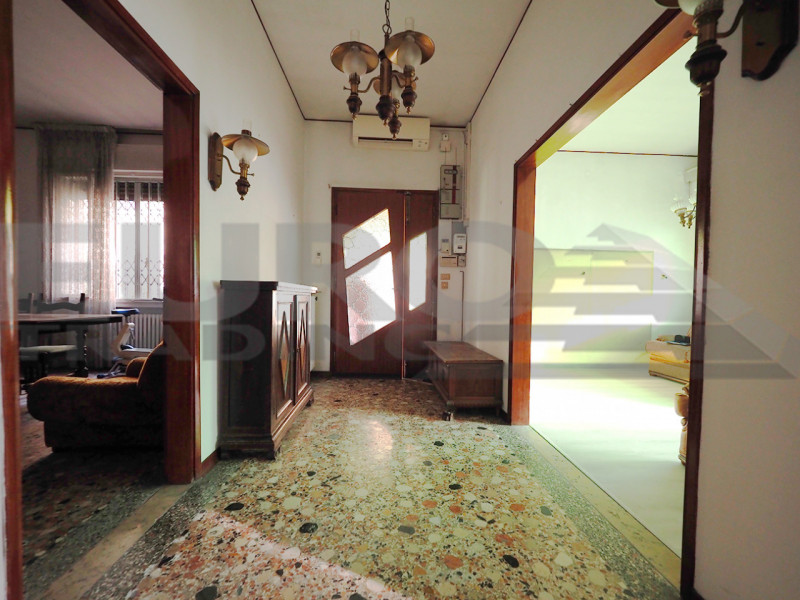 GAZZERA – CASA SINGOLA SU UNICO PIANO CON GIARDINO SU 4 LATI 

A pochi minuti da Mestre e comodis...