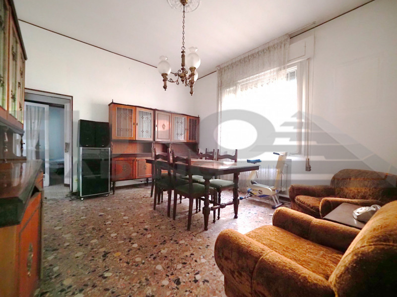 GAZZERA – CASA SINGOLA SU UNICO PIANO CON GIARDINO SU 4 LATI 

A pochi minuti da Mestre e comodis...