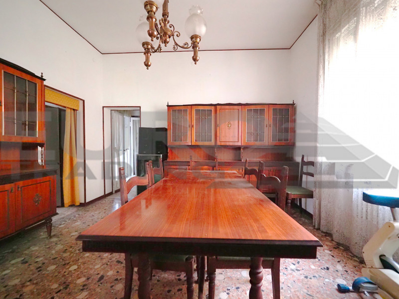 GAZZERA – CASA SINGOLA SU UNICO PIANO CON GIARDINO SU 4 LATI 

A pochi minuti da Mestre e comodis...