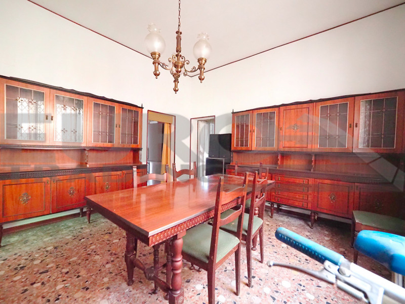 GAZZERA – CASA SINGOLA SU UNICO PIANO CON GIARDINO SU 4 LATI 

A pochi minuti da Mestre e comodis...