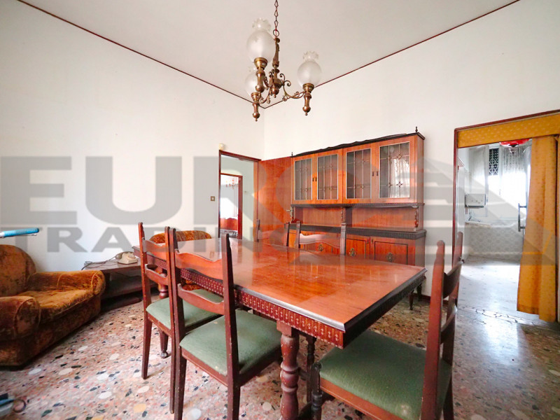 GAZZERA – CASA SINGOLA SU UNICO PIANO CON GIARDINO SU 4 LATI 

A pochi minuti da Mestre e comodis...