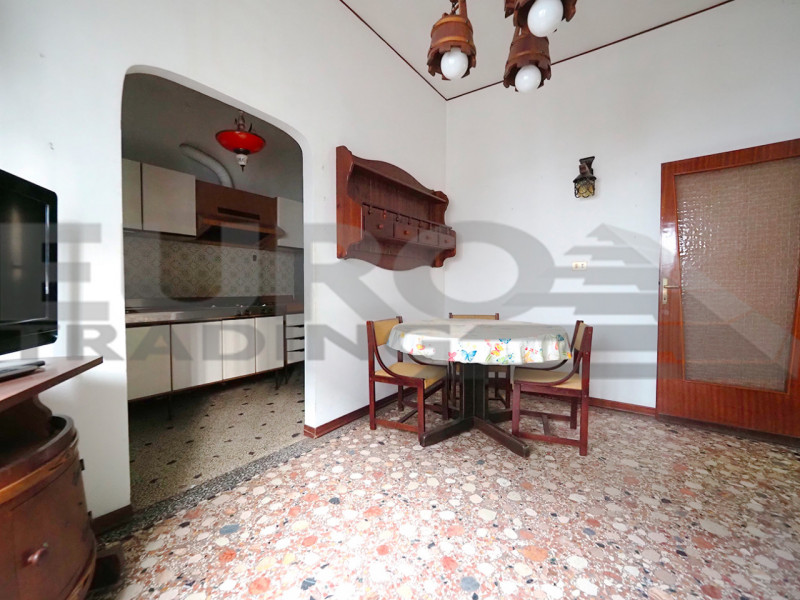 GAZZERA – CASA SINGOLA SU UNICO PIANO CON GIARDINO SU 4 LATI 

A pochi minuti da Mestre e comodis...