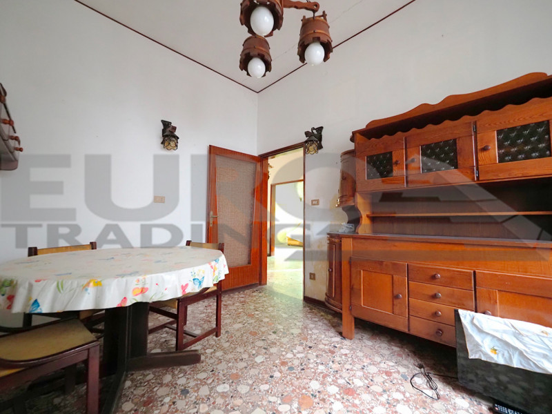 GAZZERA – CASA SINGOLA SU UNICO PIANO CON GIARDINO SU 4 LATI 

A pochi minuti da Mestre e comodis...