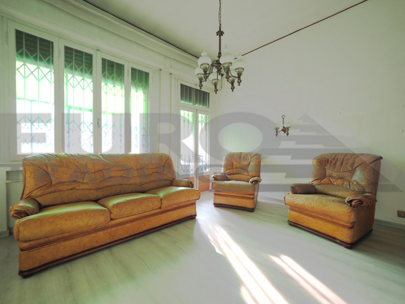 GAZZERA – CASA SINGOLA SU UNICO PIANO CON GIARDINO SU 4 LATI 

A pochi minuti da Mestre e comodis...