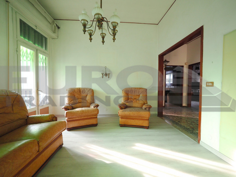 GAZZERA – CASA SINGOLA SU UNICO PIANO CON GIARDINO SU 4 LATI 

A pochi minuti da Mestre e comodis...