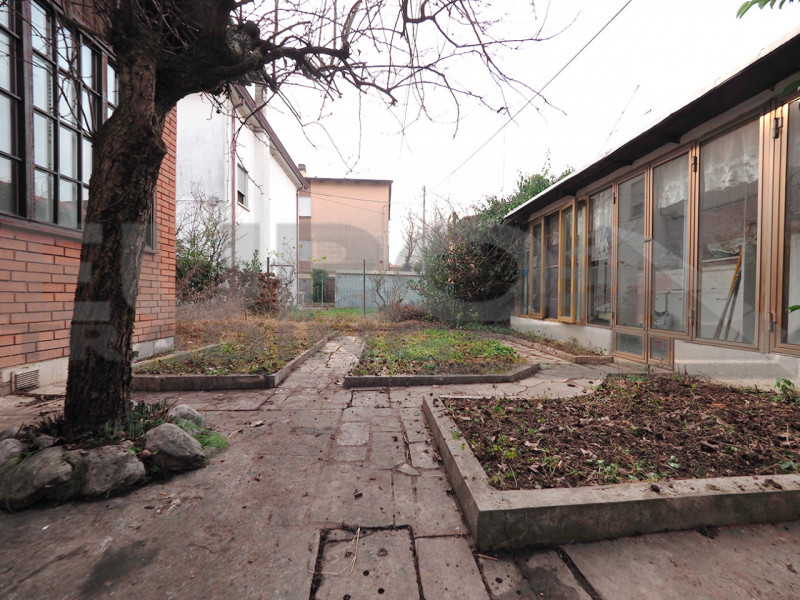 GAZZERA – CASA SINGOLA SU UNICO PIANO CON GIARDINO SU 4 LATI 

A pochi minuti da Mestre e comodis...
