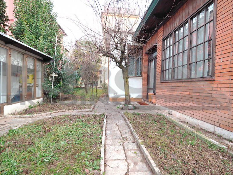 GAZZERA – CASA SINGOLA SU UNICO PIANO CON GIARDINO SU 4 LATI 

A pochi minuti da Mestre e comodis...