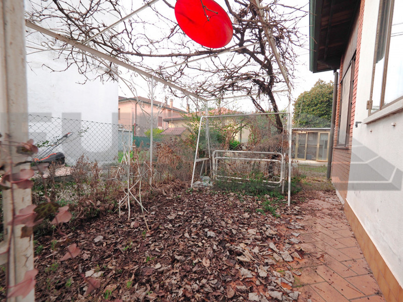 GAZZERA – CASA SINGOLA SU UNICO PIANO CON GIARDINO SU 4 LATI 

A pochi minuti da Mestre e comodis...