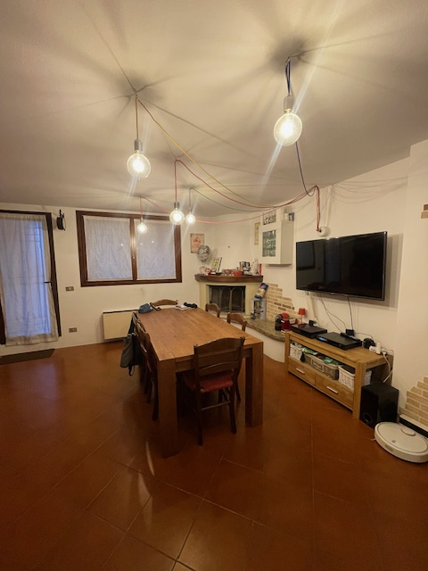 Vigodarzere vendesi in bel contesto appartamento al primo piano in buono stato locativo, con graz...