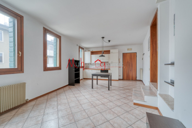 CHIESANUOVA: Appartamento luminoso all'ultimo piano; si compone di ingresso, soggiorno in open-sp...