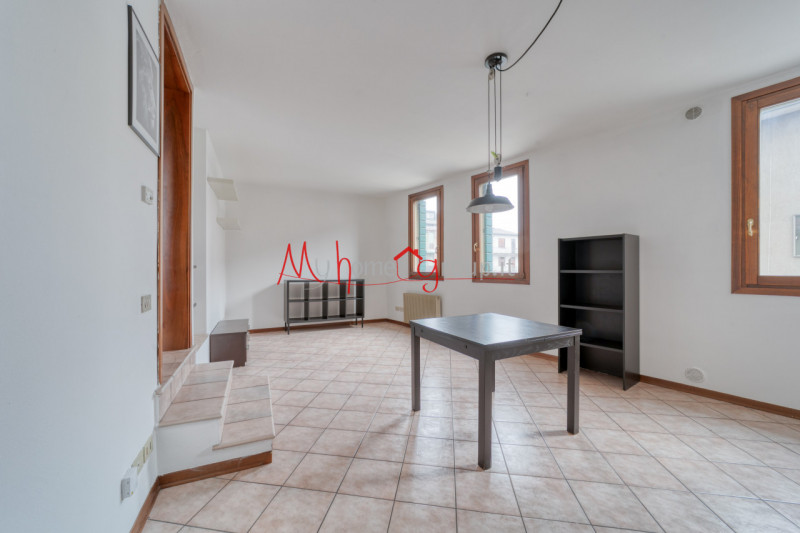 CHIESANUOVA: Appartamento luminoso all'ultimo piano; si compone di ingresso, soggiorno in open-sp...