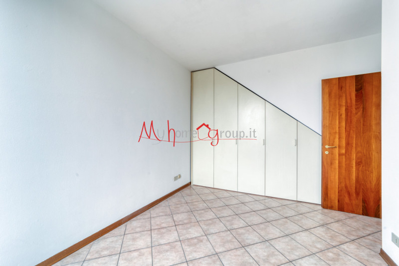 CHIESANUOVA: Appartamento luminoso all'ultimo piano; si compone di ingresso, soggiorno in open-sp...