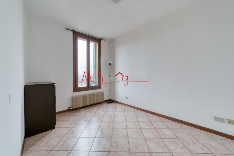 CHIESANUOVA: Appartamento luminoso all'ultimo piano; si compone di ingresso, soggiorno in open-sp...