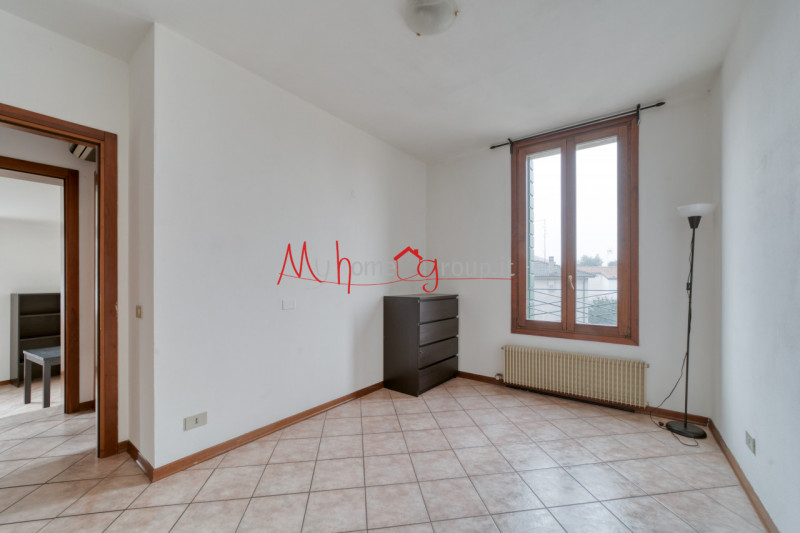 CHIESANUOVA: Appartamento luminoso all'ultimo piano; si compone di ingresso, soggiorno in open-sp...