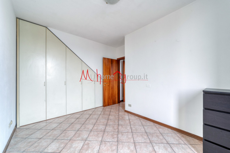 CHIESANUOVA: Appartamento luminoso all'ultimo piano; si compone di ingresso, soggiorno in open-sp...