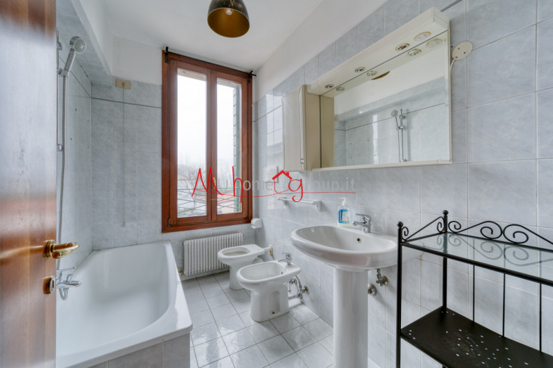 CHIESANUOVA: Appartamento luminoso all'ultimo piano; si compone di ingresso, soggiorno in open-sp...