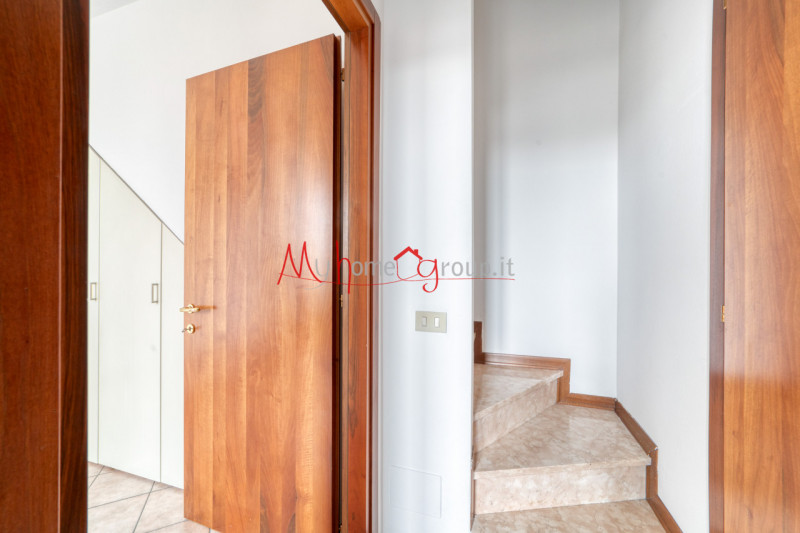 CHIESANUOVA: Appartamento luminoso all'ultimo piano; si compone di ingresso, soggiorno in open-sp...