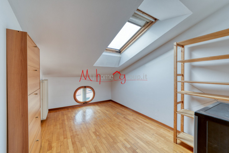 CHIESANUOVA: Appartamento luminoso all'ultimo piano; si compone di ingresso, soggiorno in open-sp...