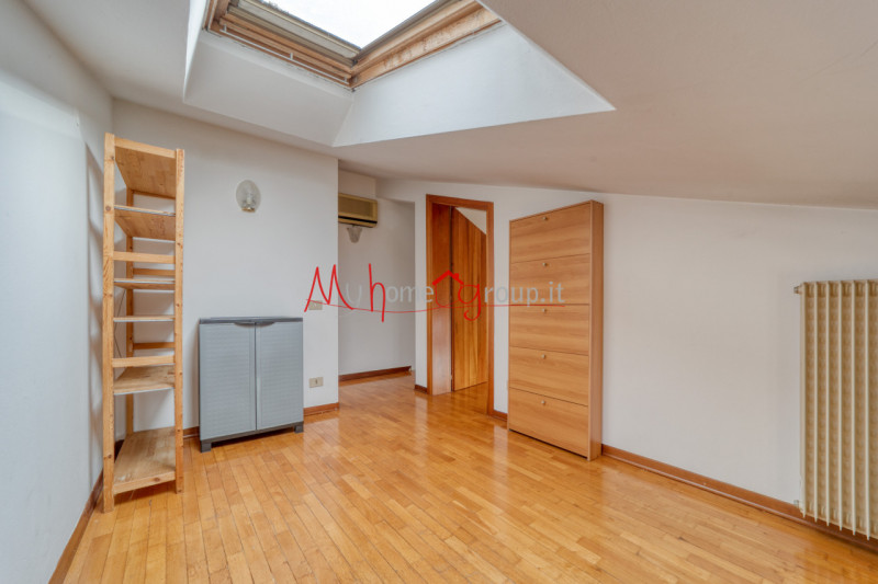 CHIESANUOVA: Appartamento luminoso all'ultimo piano; si compone di ingresso, soggiorno in open-sp...