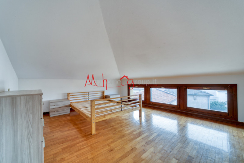 CHIESANUOVA: Appartamento luminoso all'ultimo piano; si compone di ingresso, soggiorno in open-sp...