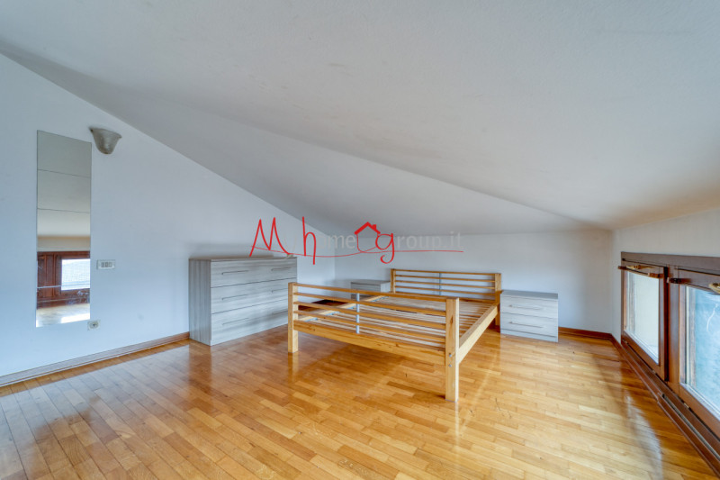 CHIESANUOVA: Appartamento luminoso all'ultimo piano; si compone di ingresso, soggiorno in open-sp...