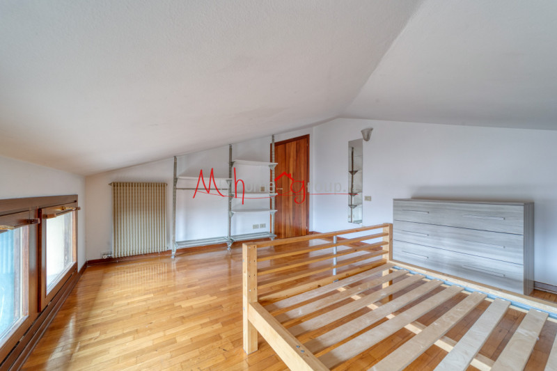 CHIESANUOVA: Appartamento luminoso all'ultimo piano; si compone di ingresso, soggiorno in open-sp...