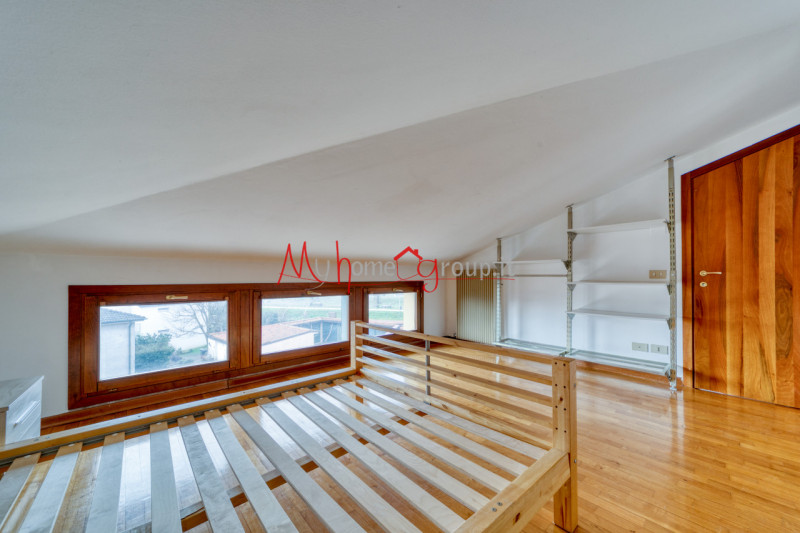 CHIESANUOVA: Appartamento luminoso all'ultimo piano; si compone di ingresso, soggiorno in open-sp...