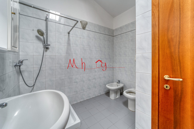 CHIESANUOVA: Appartamento luminoso all'ultimo piano; si compone di ingresso, soggiorno in open-sp...