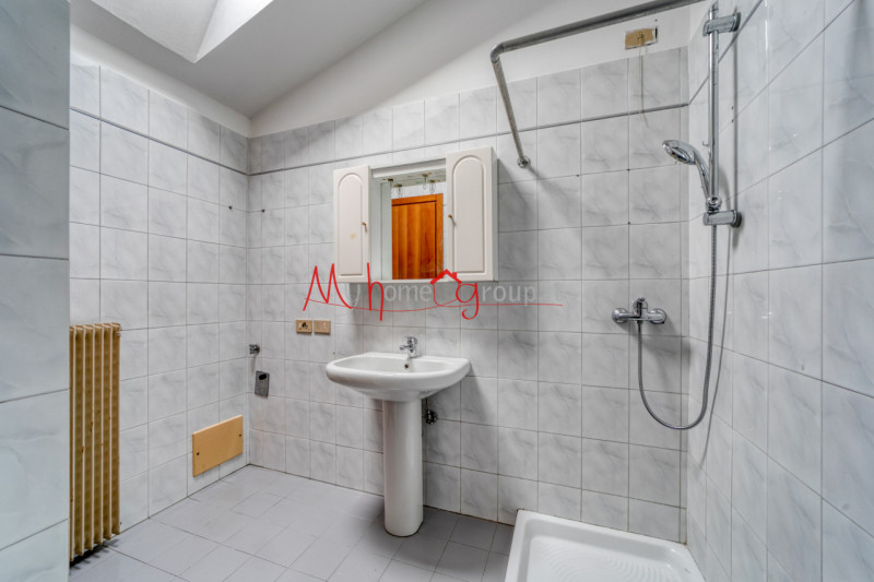 CHIESANUOVA: Appartamento luminoso all'ultimo piano; si compone di ingresso, soggiorno in open-sp...